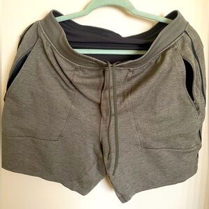 Men’s Lululemon 5 inch shorts with liner